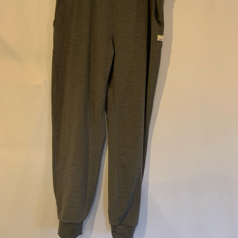 Vuori Performance Gray Jogger Small